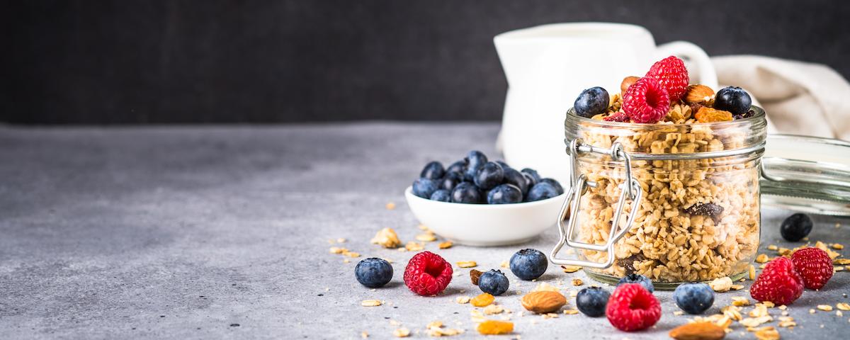 Desayuno saludable con frutos rojos frescos de Cuna de Platero