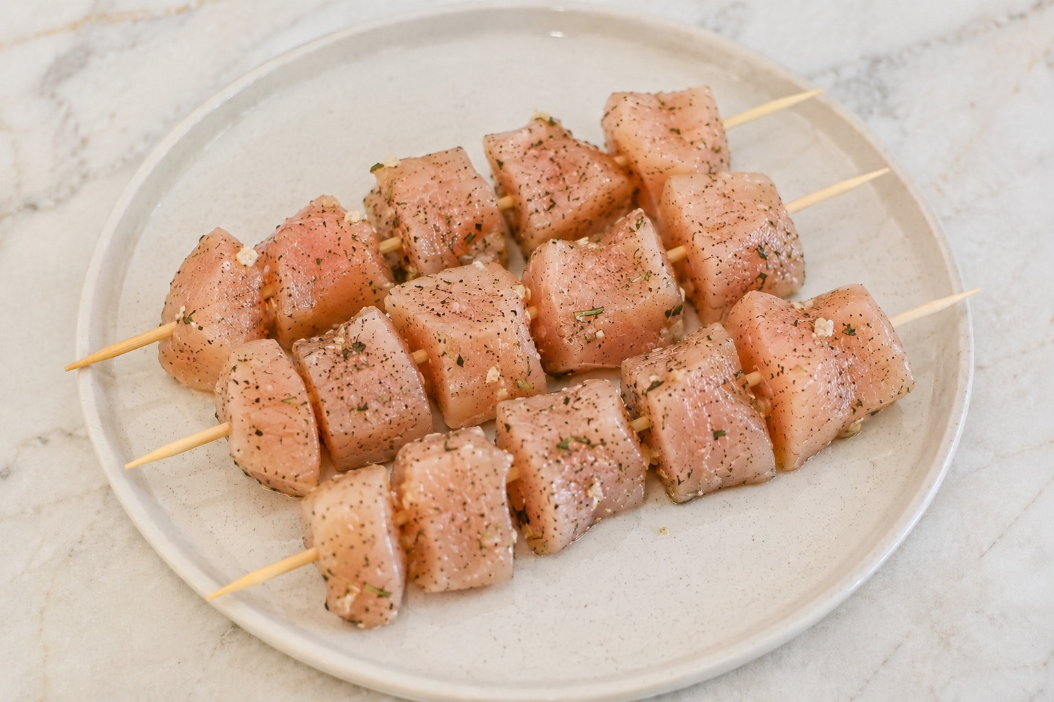brochetas de pavo con salsa de frambuesas