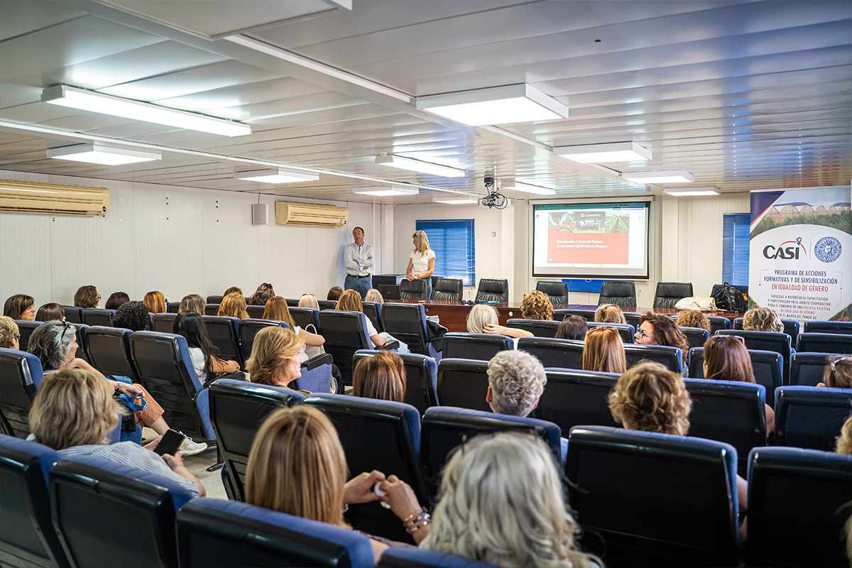 Foto de grupo de las 52 mujeres de CASI junto al equipo de Cuna de Platero en las instalaciones de la cooperativa.