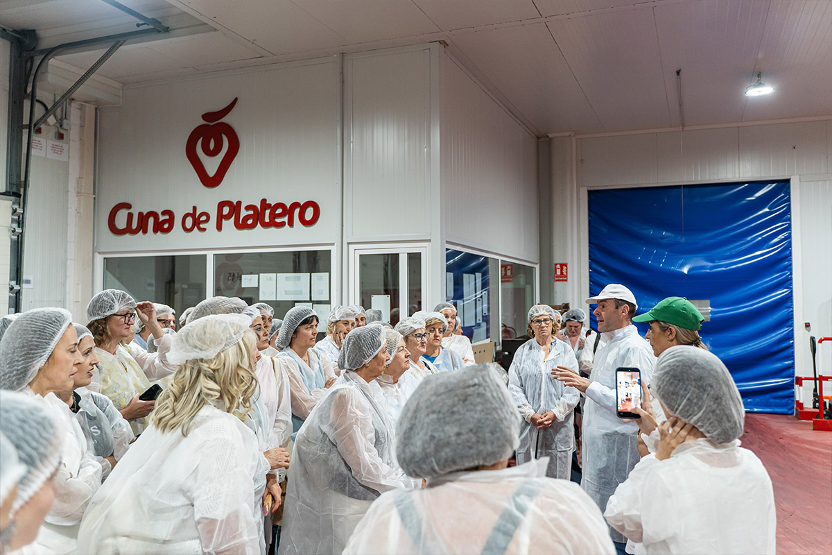 Foto de grupo de las 52 mujeres de CASI junto al equipo de Cuna de Platero en las instalaciones de la cooperativa.
