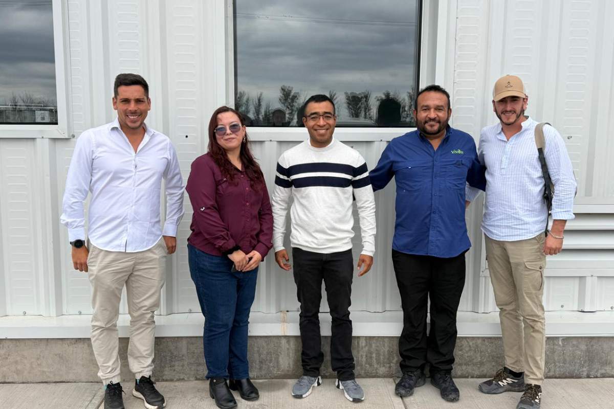 Equipo de Cuna de Platero durante la visita técnica a México para conocer la evolución de la variedad Cupla de arándano