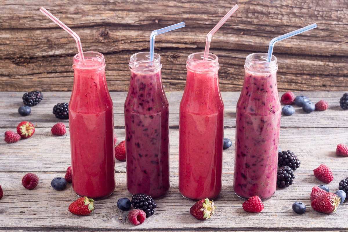 polos smoothies y aguas saborizadas con frutos rojos