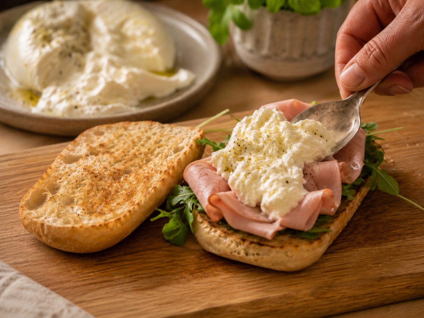 bocadillo gourmet de burrata mortadela y frambuesas