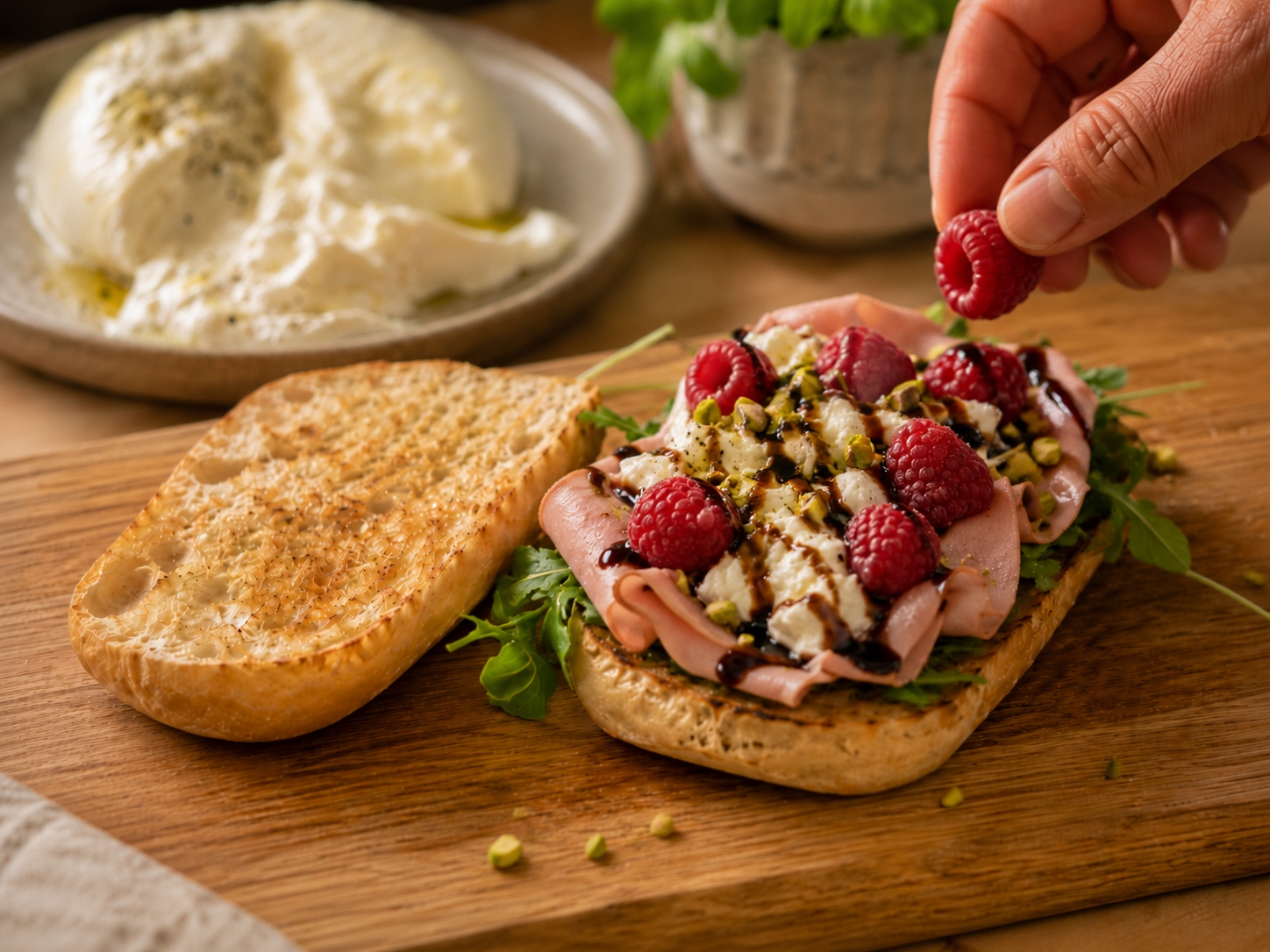 bocadillo gourmet de burrata mortadela y frambuesas