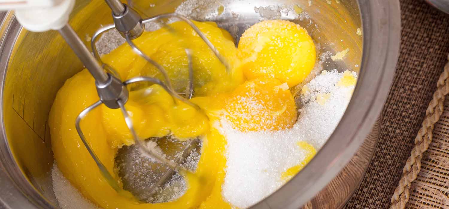 paso a paso bizcocho almendras y frambuesas huevos y azúcar