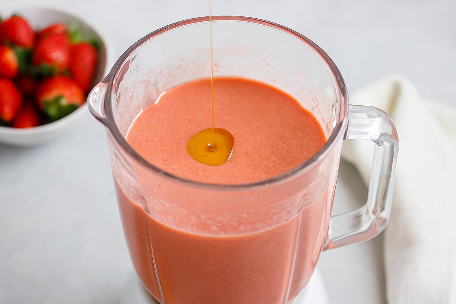 Paso a paso salmorejo de fresas Cuna de Platero emulsionar