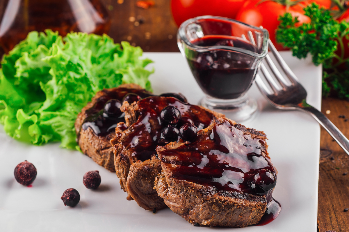 salsa arandanos y granada con carne - emplatar