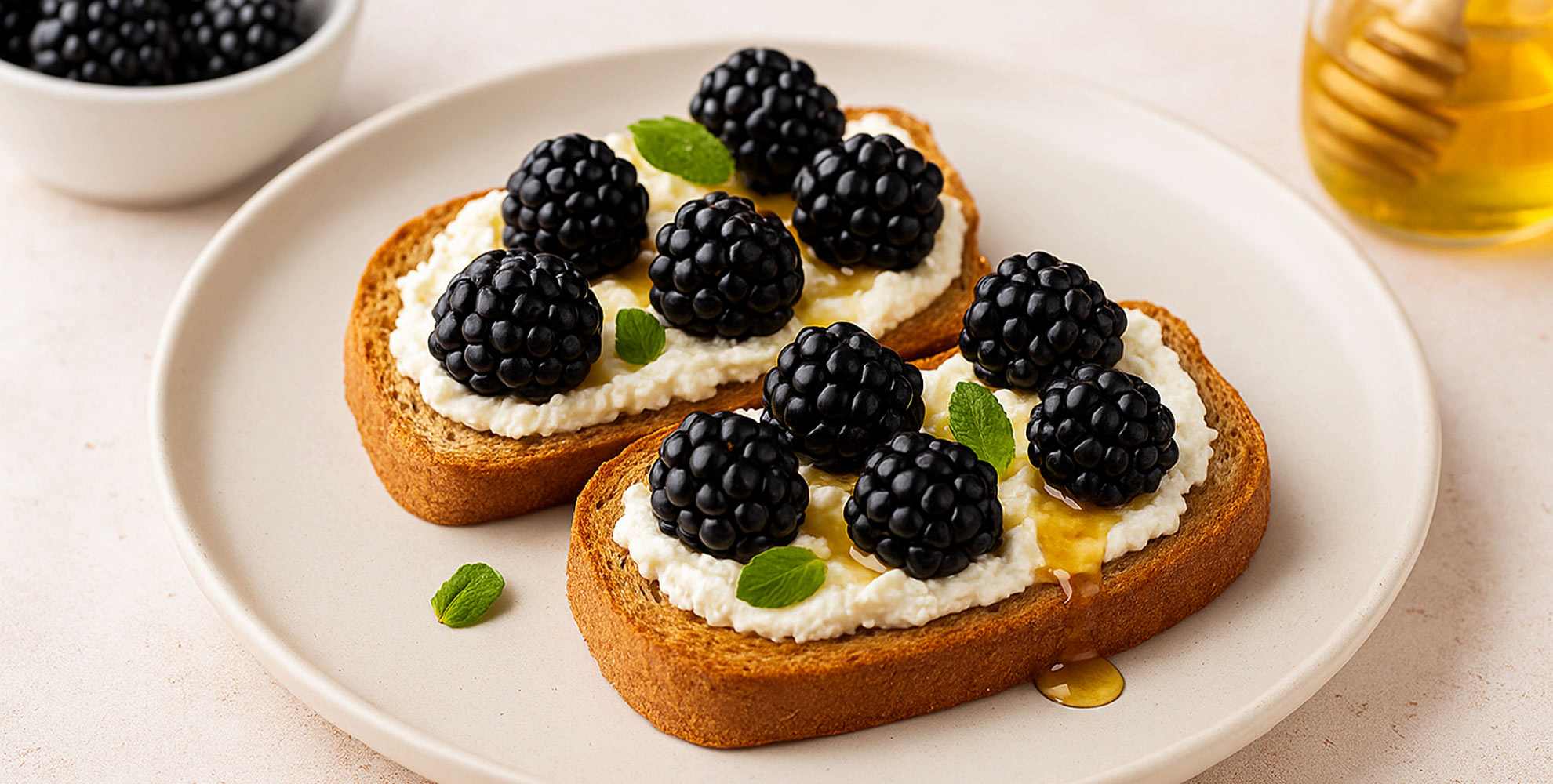Tostada de pan integral con ricotta y moras