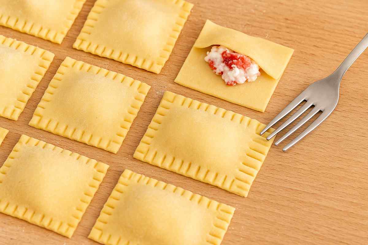 Raviolis caseros rellenos de fresas frescas y queso ricotta sobre plato blanco