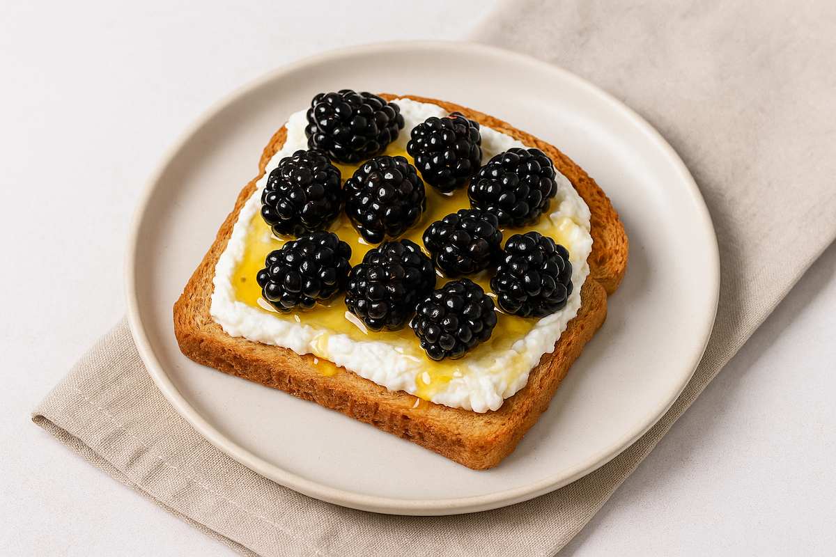 Tostada de pan integral con ricotta y moras