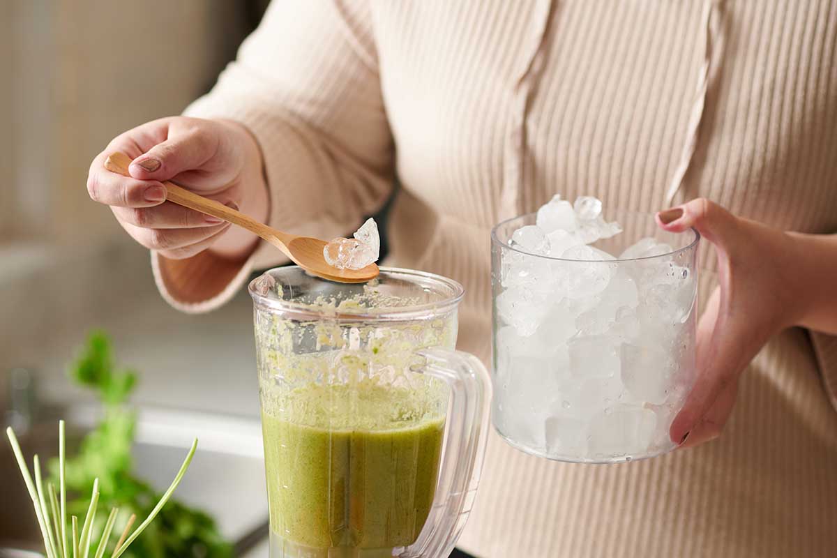 Paso a paso batido de espinacas, fresas y pepino hielo