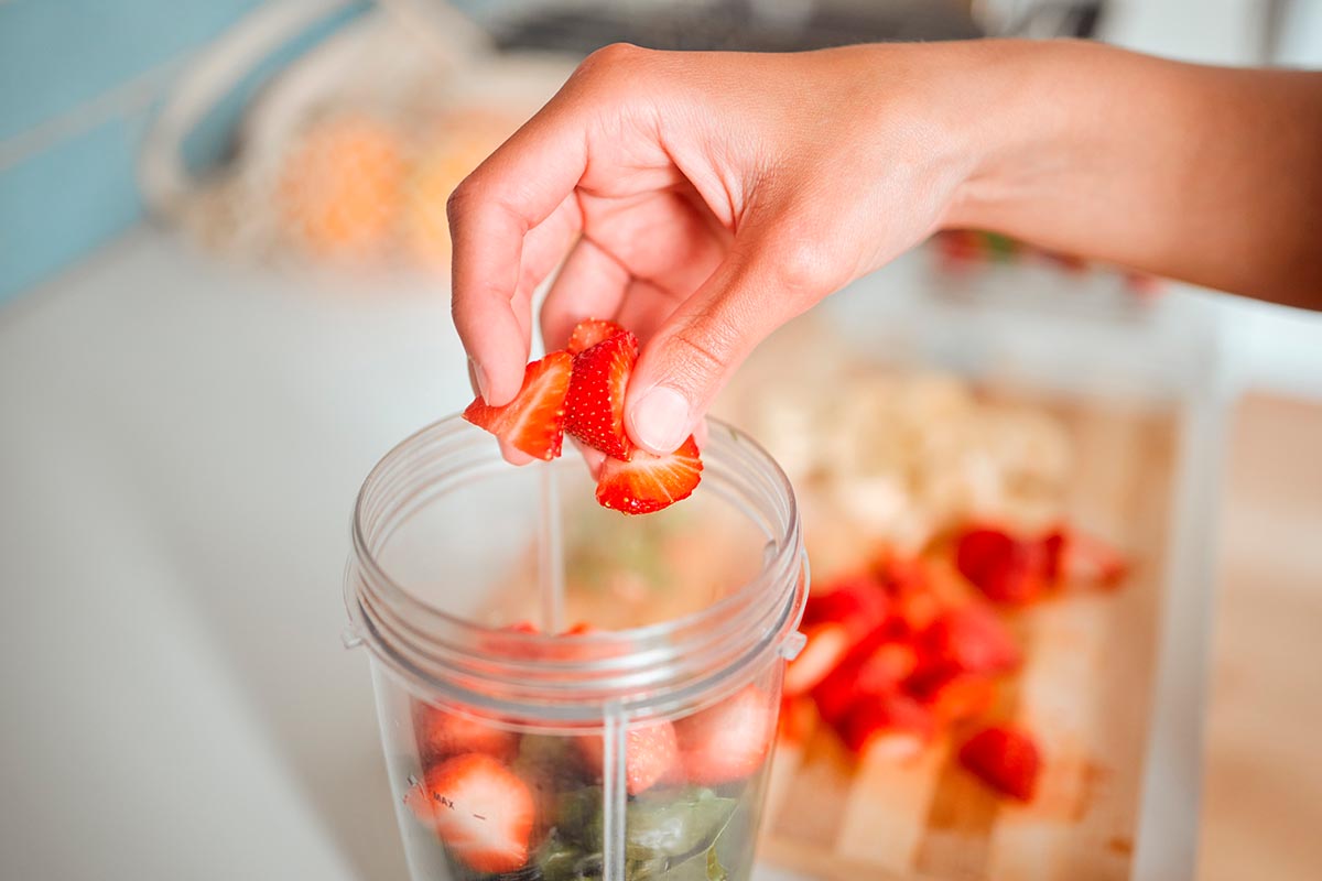 Paso a paso batido de espinacas, fresas y pepino licuar