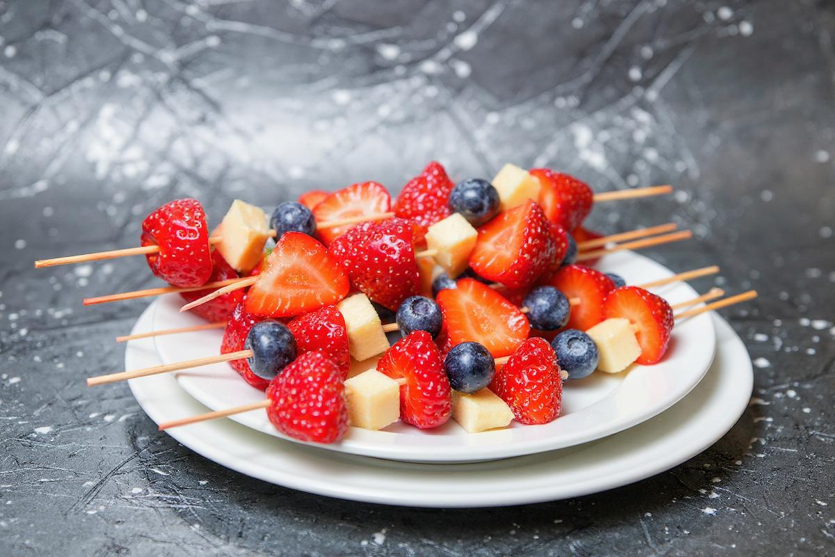 Paso a paso brochetas de frutos rojos y queso fresco emplatado