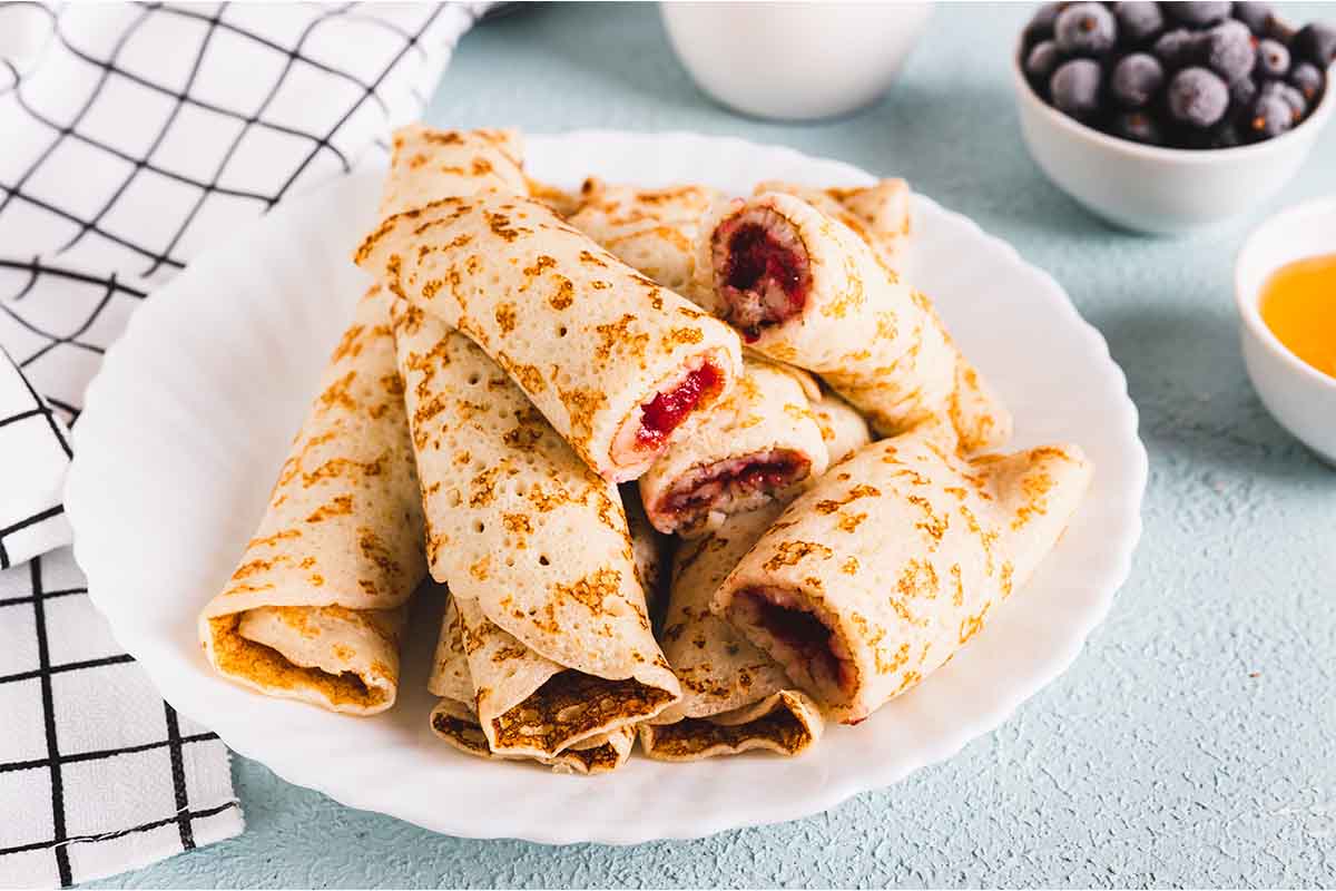 Paso a paso crepes rellenos de frutos rojos emplatado