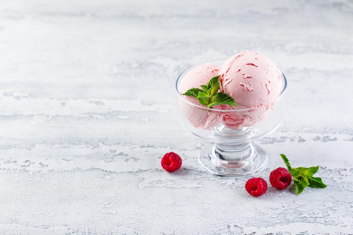 Paso a paso helado de frambuesa y yogur griego emplatado