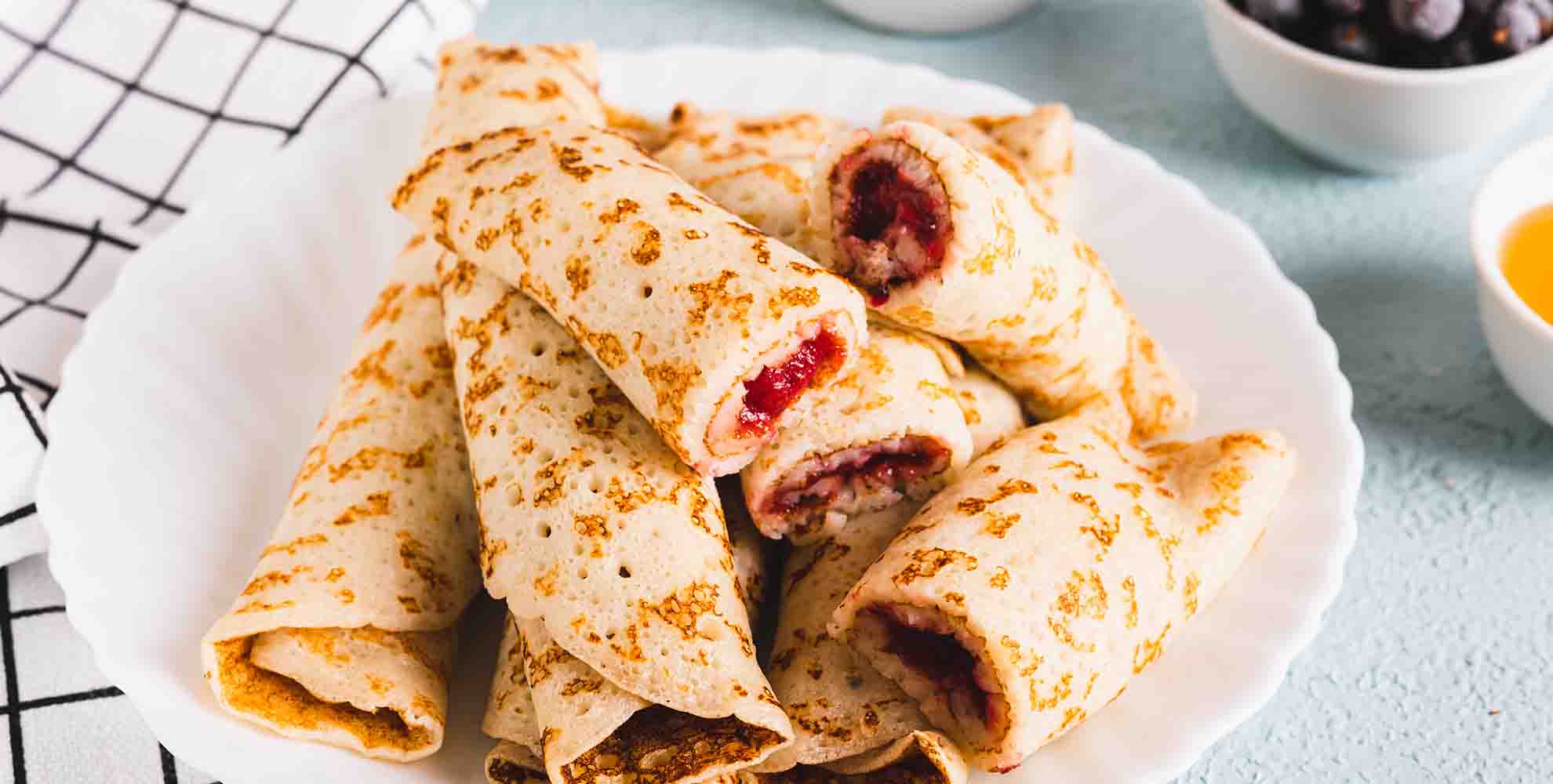 Portada crepes rellenos de frutos rojos y crema de anacardos