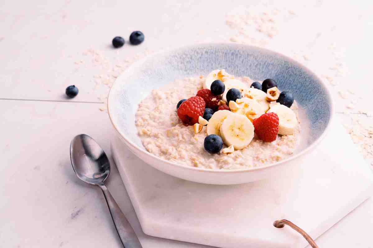 bowl de avena con frutos rojos