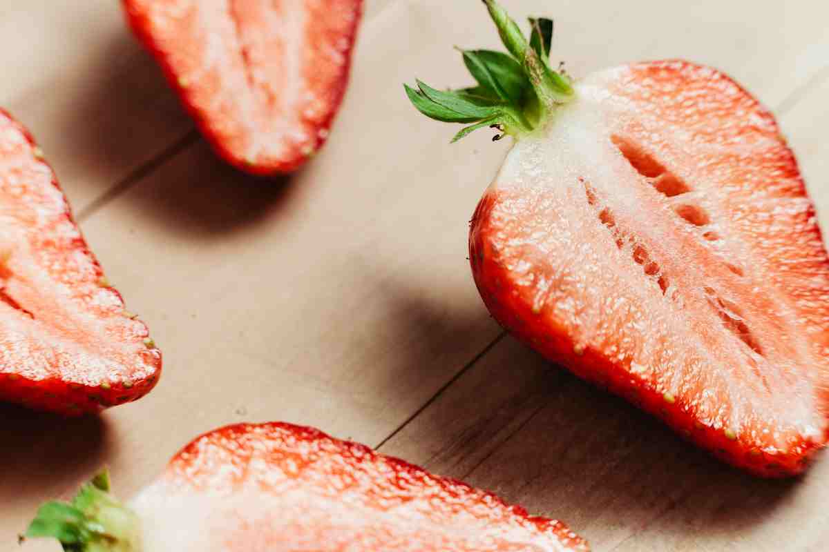 bowl de avena con frutos rojos cortar fruta