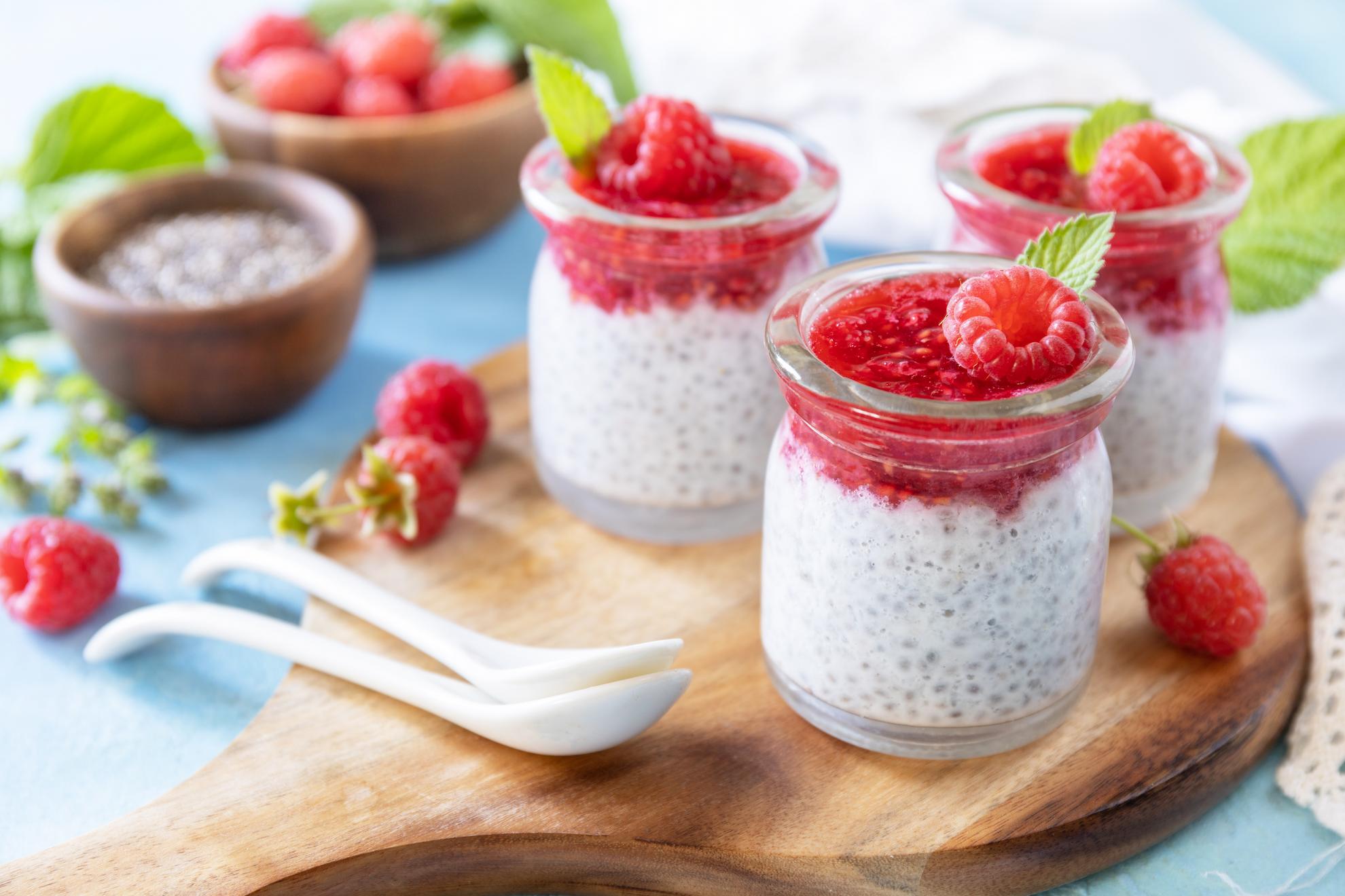 chía pudding con leche de coco y compota de frambuesa