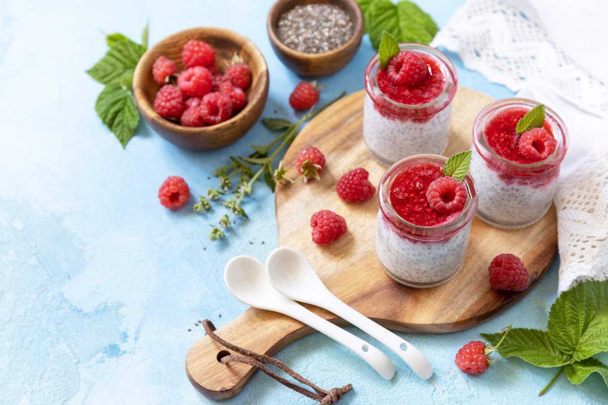 chía pudding con leche de coco y compota de frambuesa