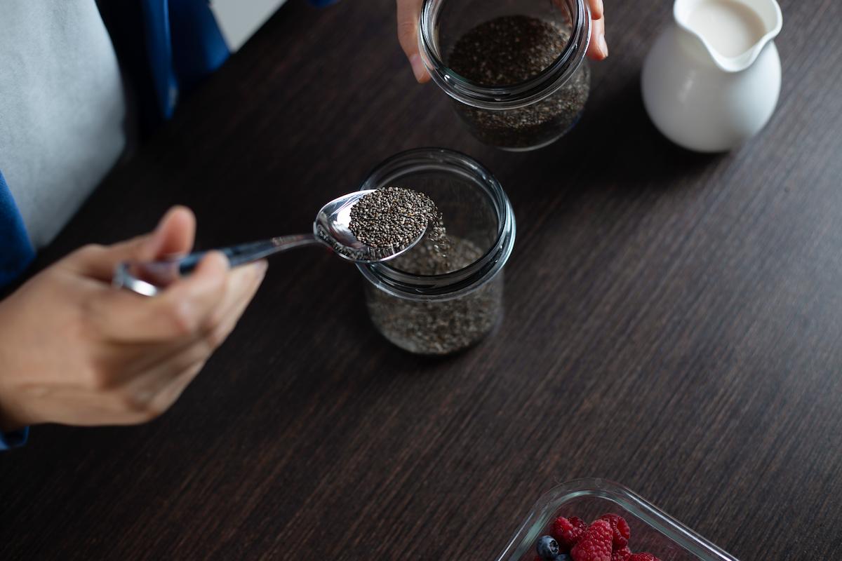 chía pudding con leche de coco y compota de frambuesa