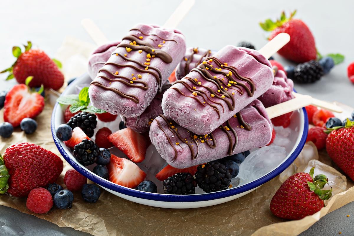polos caseros de yogur y frutos rojos