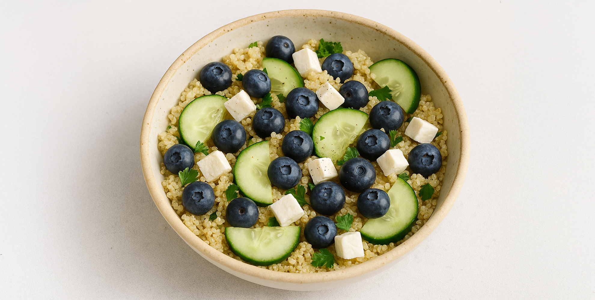 Ensalada saludable de quinoa con arándanos, pepino y queso feta