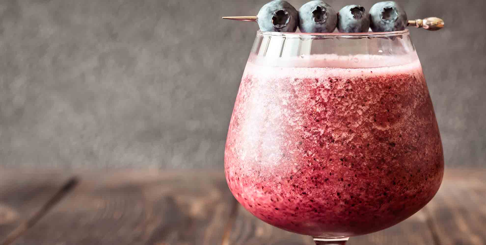 Cóctel sin alcohol de fresas y arándanos