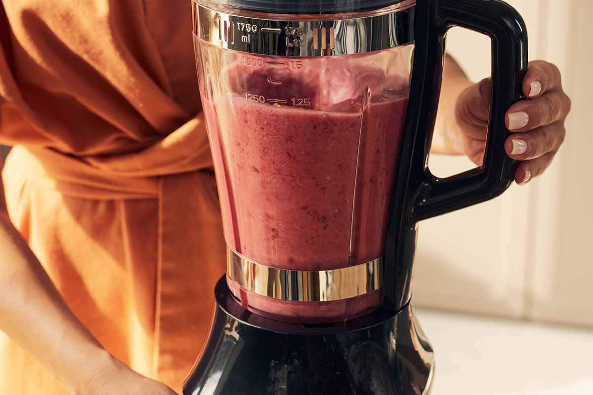 paso a paso cóctel fresas y agrándanos puré