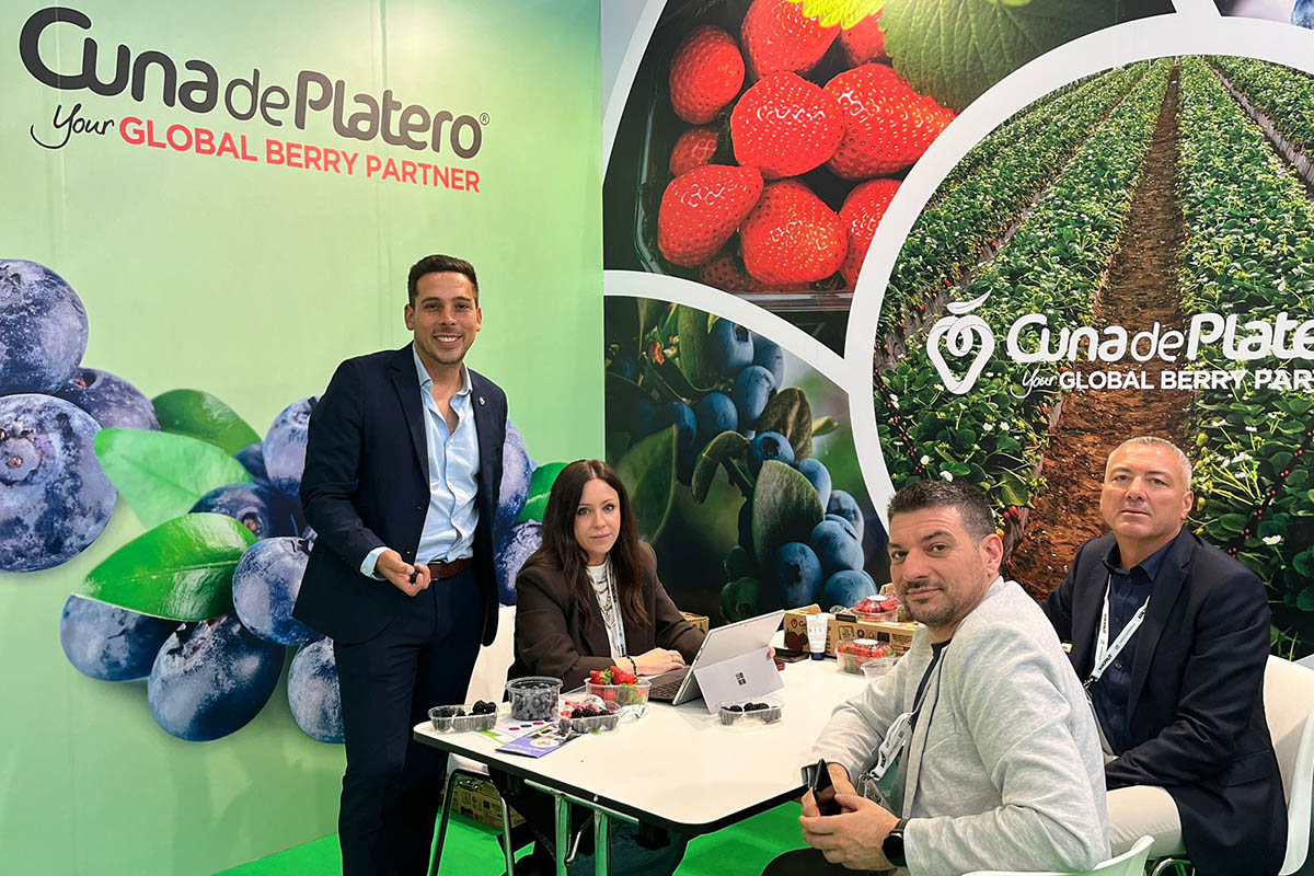 Stand de Cuna de Platero en Macfrut 2026 en Rimini con equipo comercial y técnico