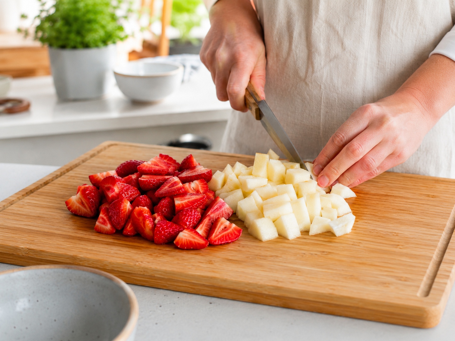 crumble rápido de pera y fresas en sartén