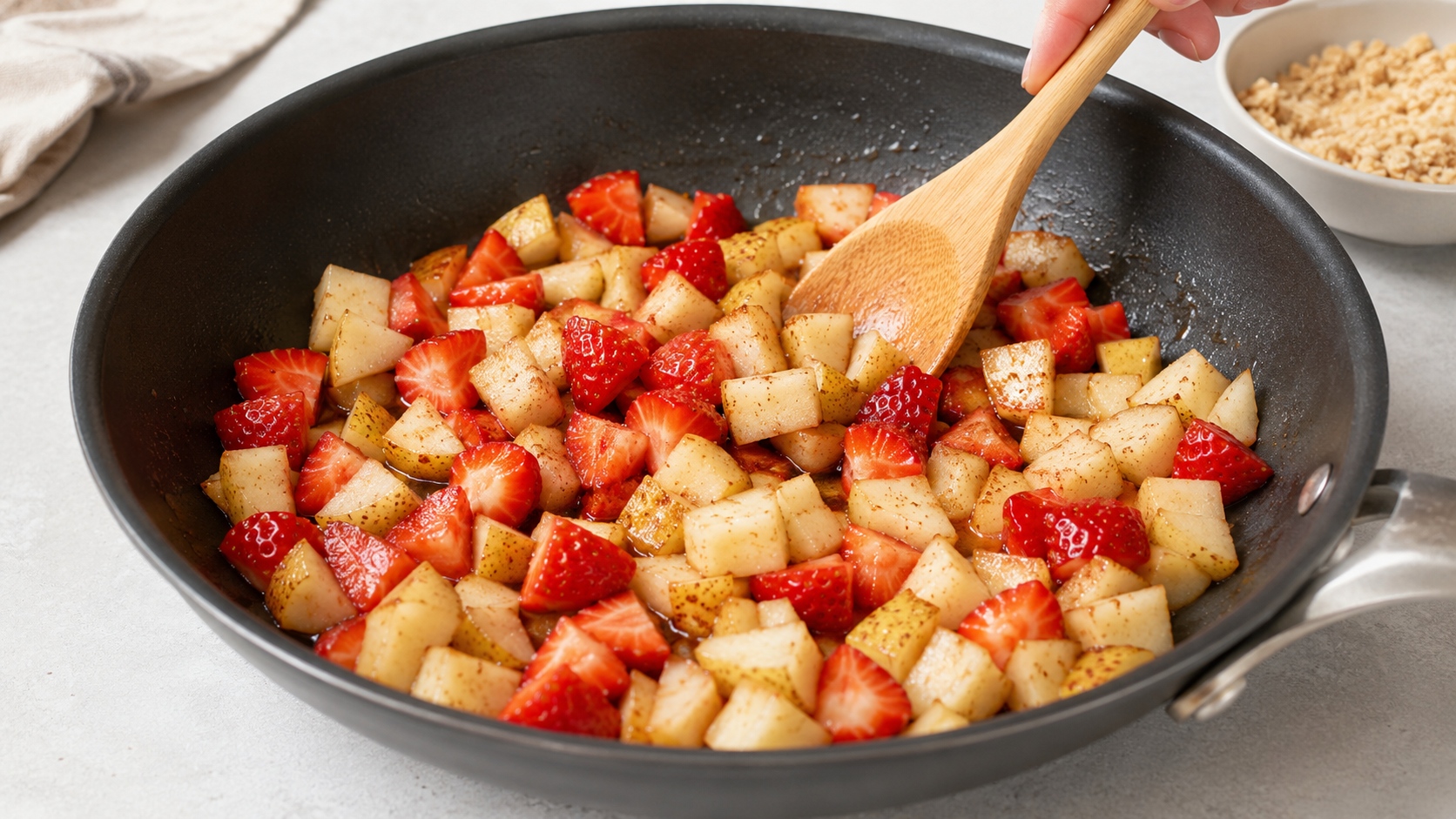 crumble rápido de pera y fresas en sartén