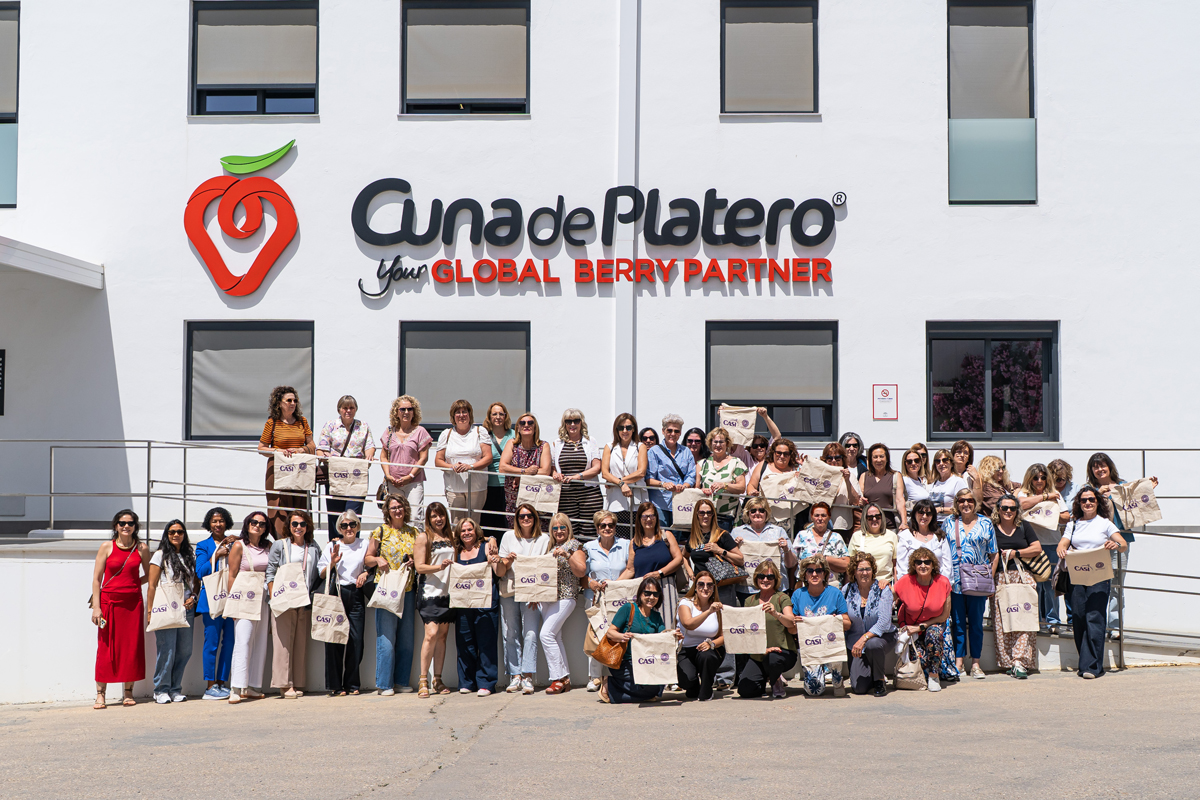 Foto de grupo de las 52 mujeres de CASI junto al equipo de Cuna de Platero en las instalaciones de la cooperativa.