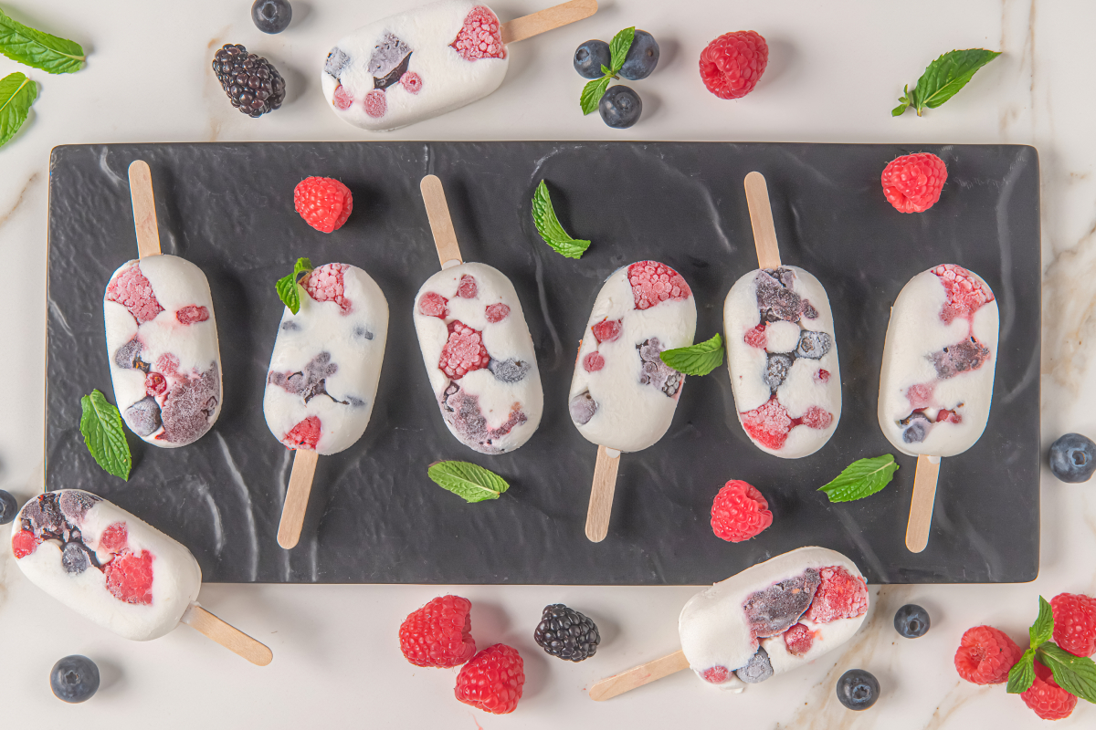 polos smoothies y aguas saborizadas con frutos rojos